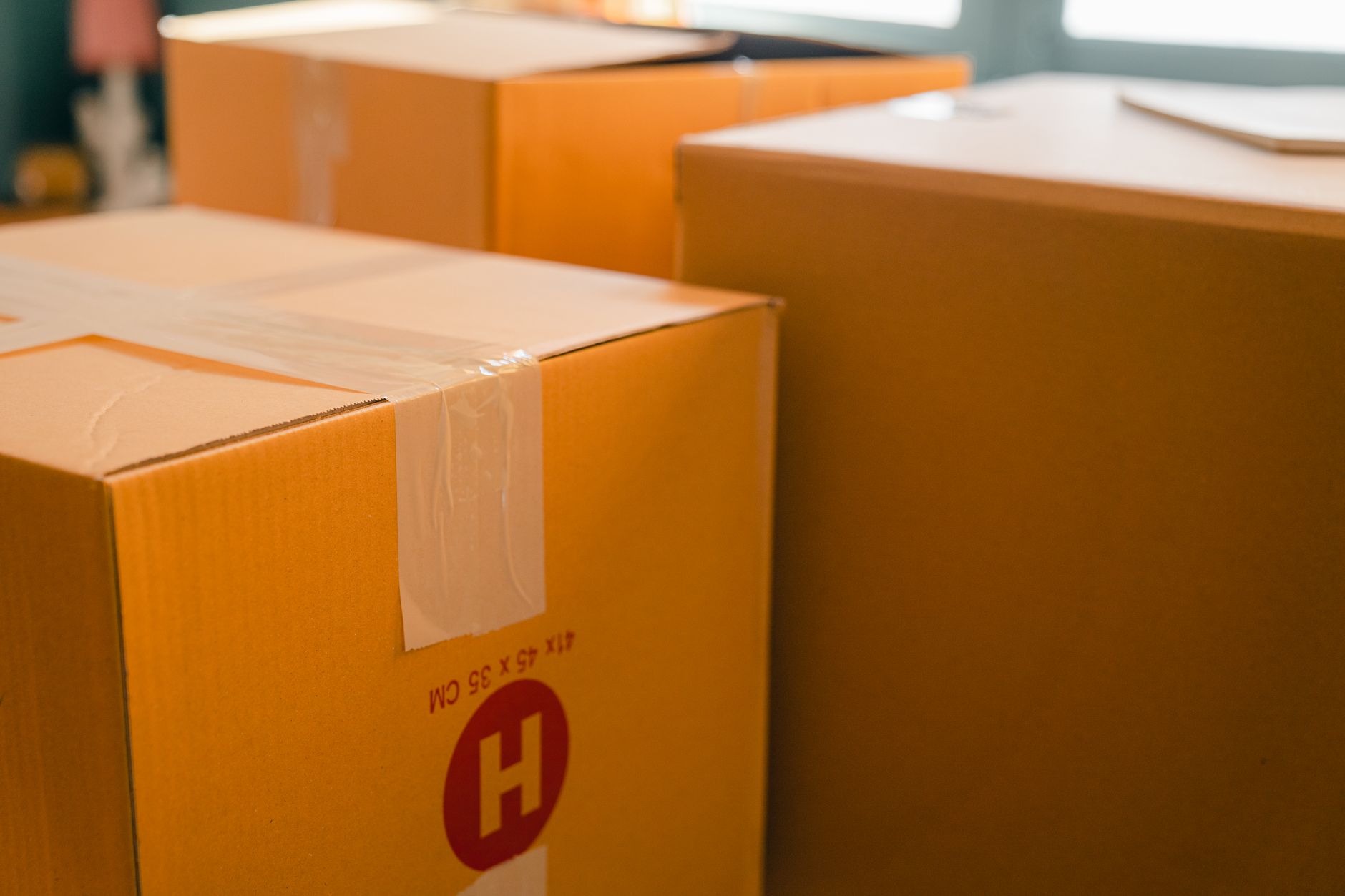 Taşıma kutularının düzenli bir şekilde paketlenmiş fotoğrafı