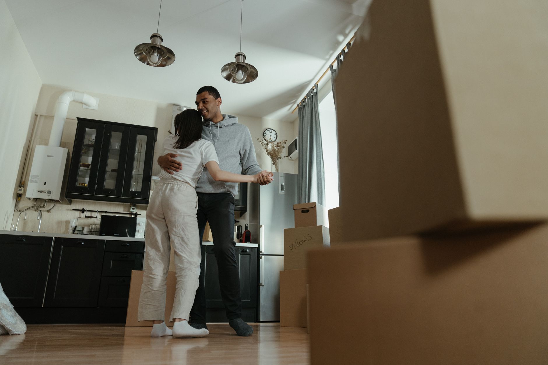 Taşıma kutuları ve paketleme malzemeleriyle dolu bir evden eve nakliyat sahnesi