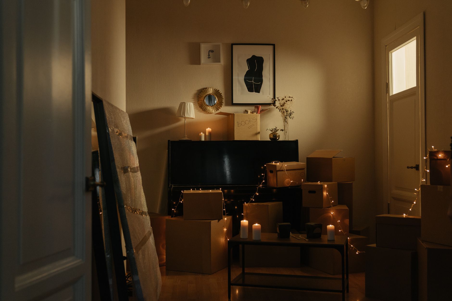 Taşıma kutuları ve ev eşyalarıyla dolu bir apartman koridoru