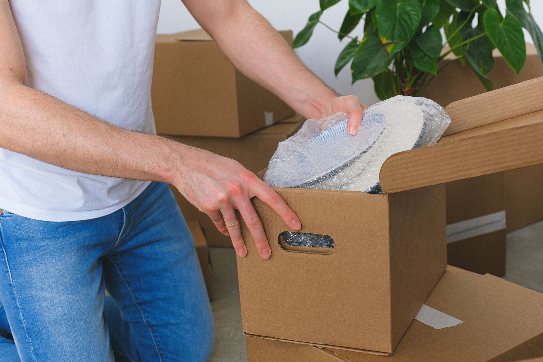 Paketleme sırasında kutulara yerleştirilen eşyalar