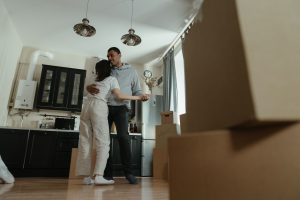 Taşınma sırasında paketlenmiş kutular ve eşyalar