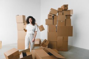 Yeni eve taşınırken kullanılan paketleme kutuları ve ambalaj malzemeleri