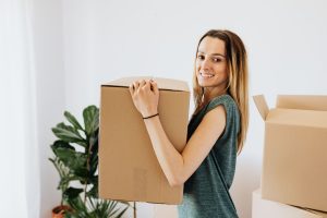 Yeni eve taşınırken paketlenmiş kutular ve nakliye kamyonu