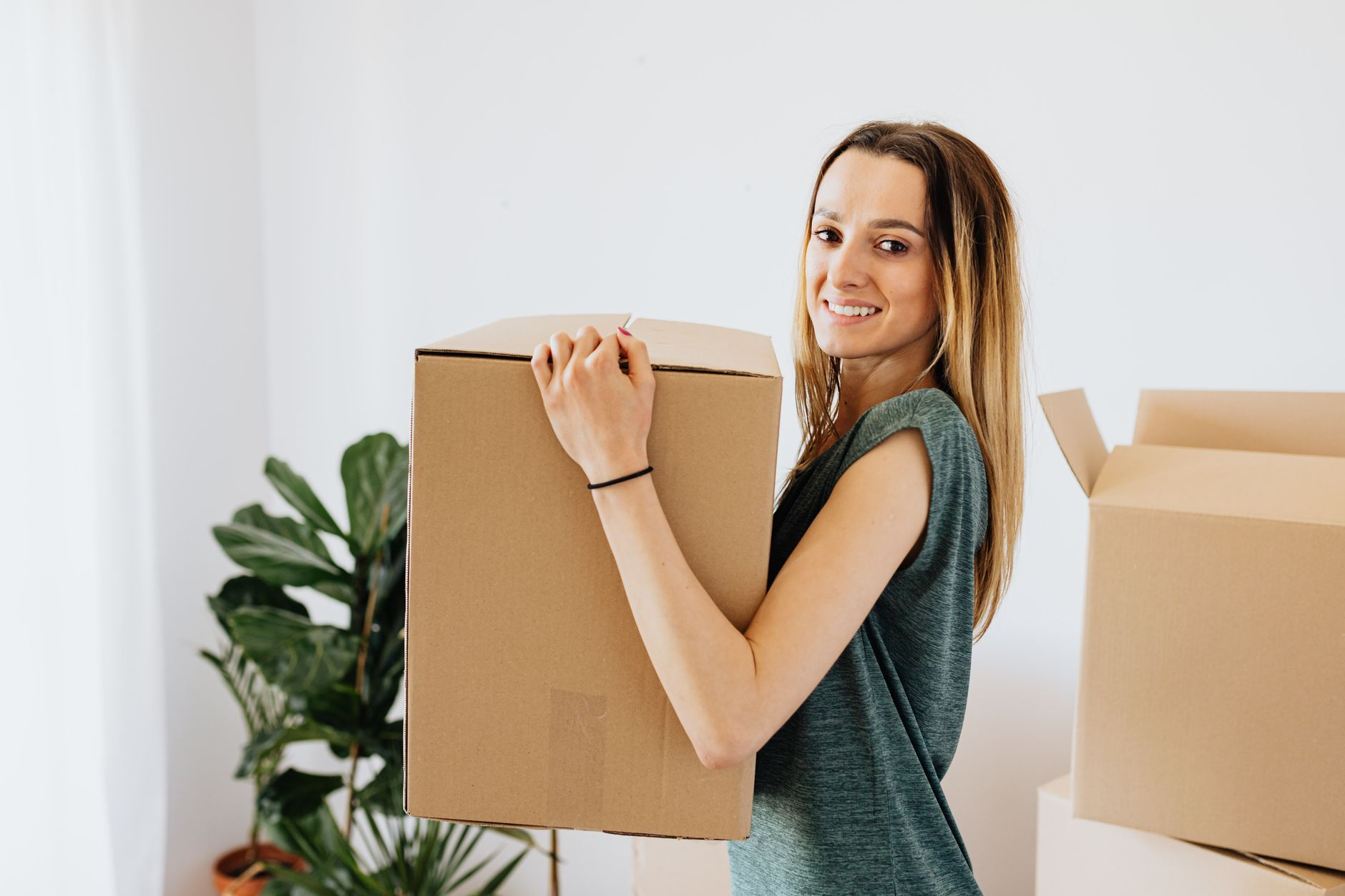 Yeni eve taşınırken paketlenmiş kutular ve nakliye kamyonu