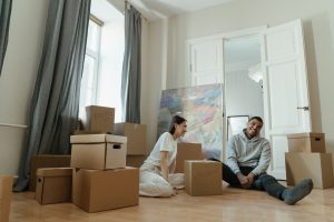 Şişli'den yeni eve taşınırken paketleme yapan bir aile
