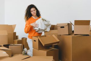 Taşıma kutuları ve paketlenmiş eşyalarla dolu bir apartman odası