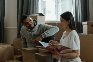 Taşıma kutularıyla paketlenmiş ev eşyaları