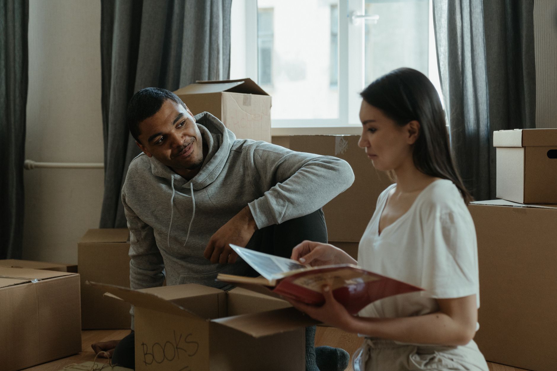 Taşıma kutularıyla paketlenmiş ev eşyaları